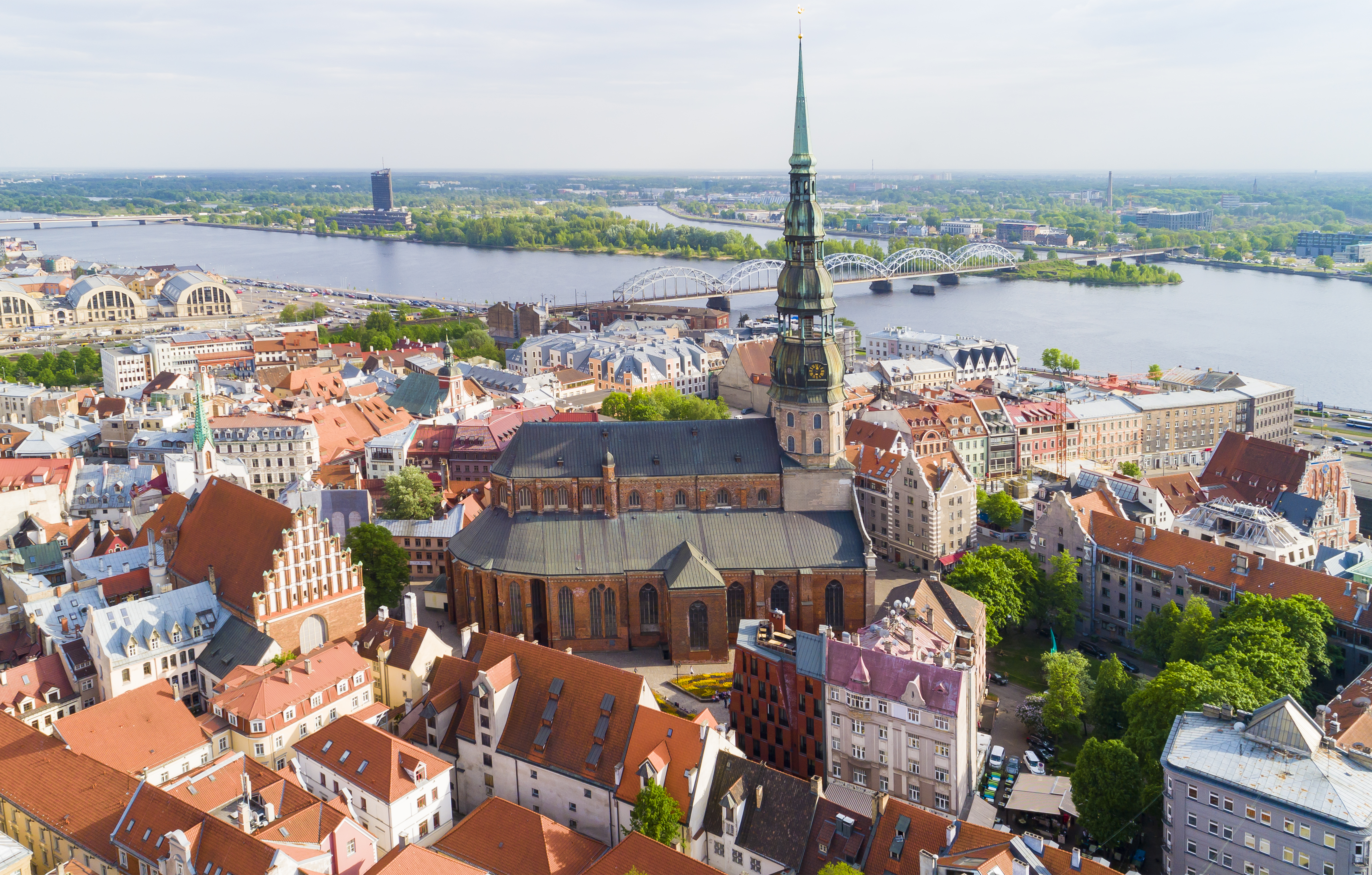 Hermosa vista aérea de Riga desde arriba. Vista de la catedral de San Pedro durante un día soleado.